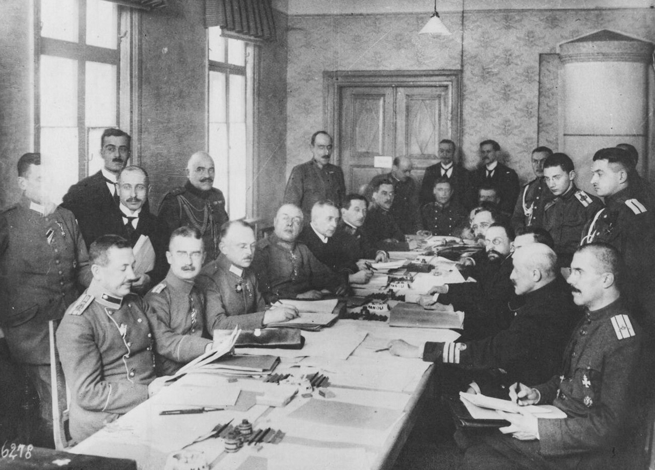 Pendant les négociations de Brest-Litovsk, vers le 7 février (25 janvier) 1918