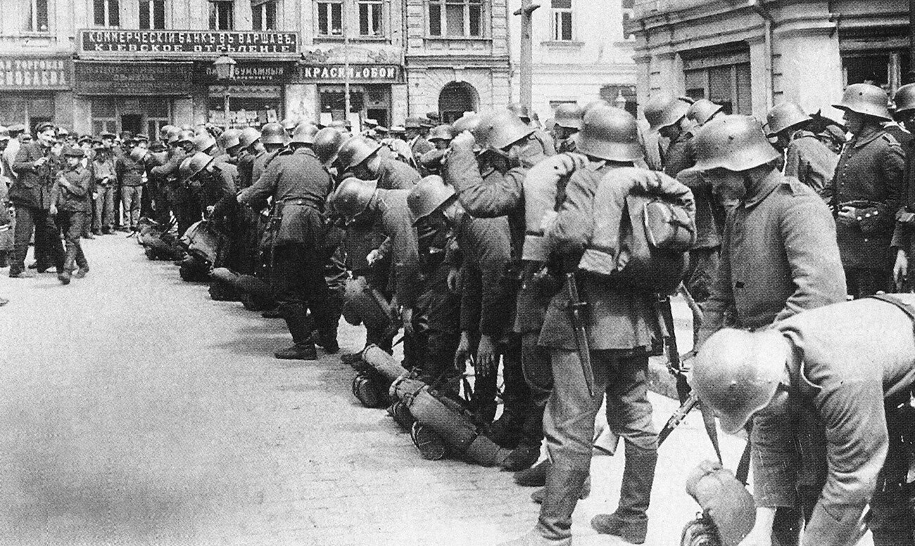 La consecuencia de la firma del Tratado de Paz de Brest: tropas alemanas al mando del general von Eichhorn ocupan Kiev. Se puede ver el letrero de la sucursal en Kiev del Banco Comercial de Varsovia. Marzo de 1918.