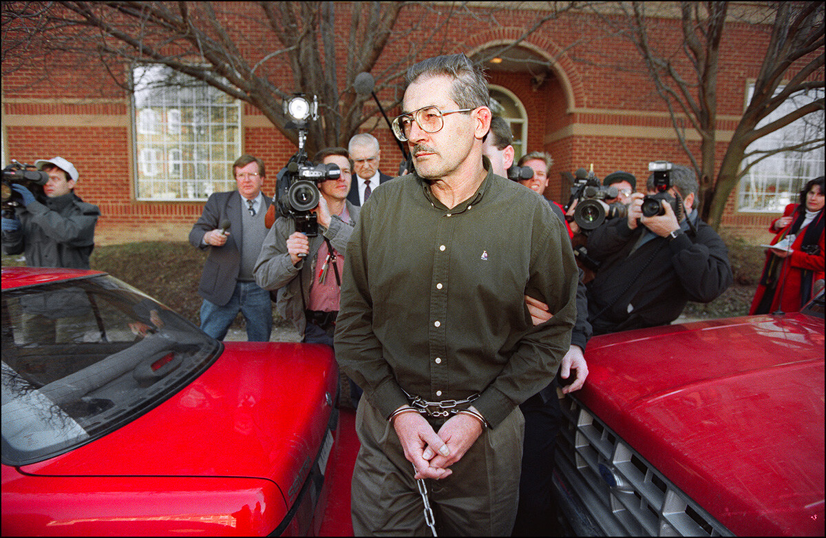 Aldrich Ames, ancien officier supérieur de la CIA, est dirigé depuis le palais de justice fédéral américain à Alexandria, le 22 février 1994.