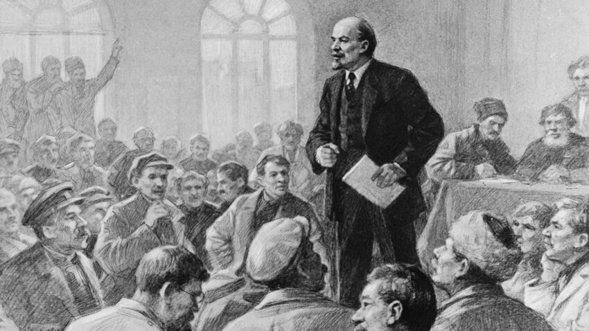 Vladímir Lenin pronuncia un discurso en una reunión. 