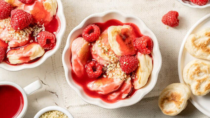 Cobalah sesuatu yang baru untuk sarapan: panekuk mini vegan yang lezat dengan saus raspberry.