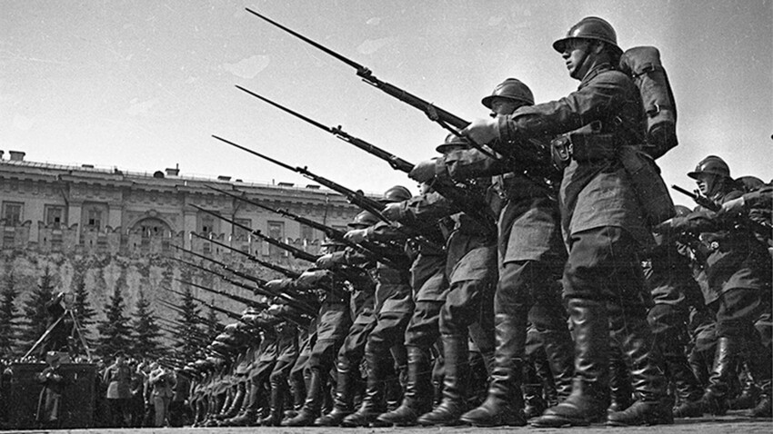 Militärparade auf dem Roten Platz.

