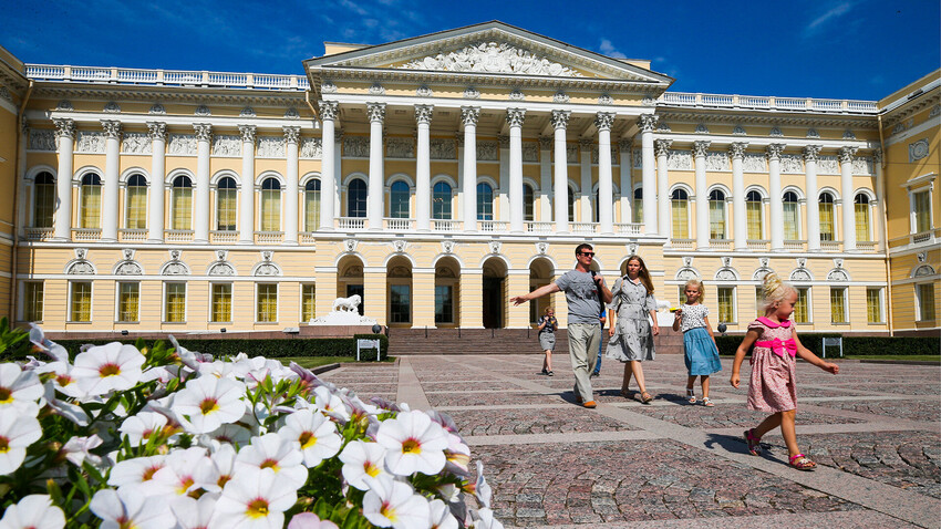 Поглед на Михаиловски дворац, главну зграду Државног руског музеја.
