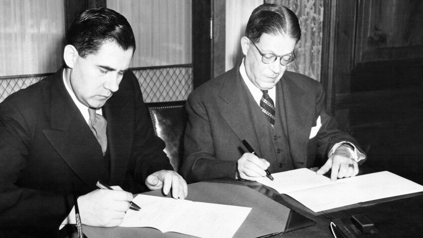 Andréi Gromiko, jefe de la delegación soviética, y Diógenes Escalante, embajador de Venezuela, firman el acuerdo de apertura de relaciones consulares y diplomáticas entre sus dos países el 14 de marzo de 1945 en Washington, DC.