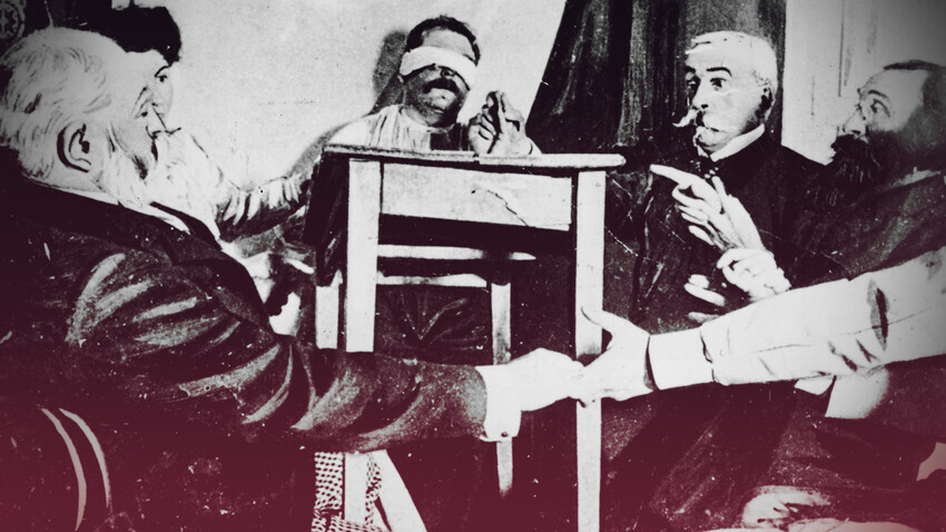 Un grupo de personas realiza una sesión de espiritismo para intentar contactar con los muertos, hacia 1870.