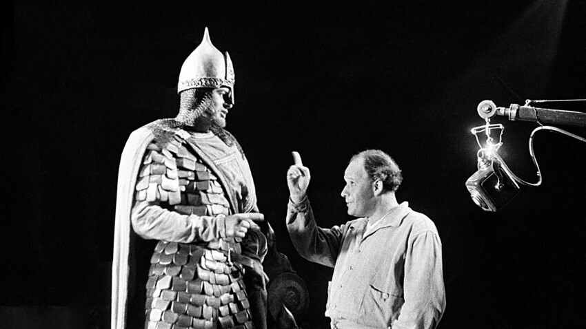 Ator Nikolai Tcherkasov e Eisenstein no set do filme Alexander Nevsky, em Moscou, 1938