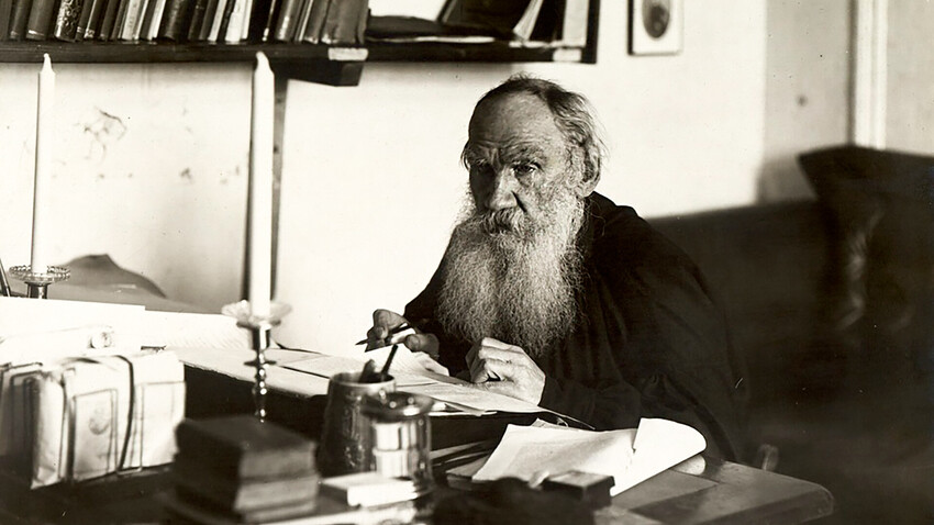 Lev Tolstoj (1828-1910) nello studio della sua tenuta di Jasnaja Poljana, nella Regione di Tula