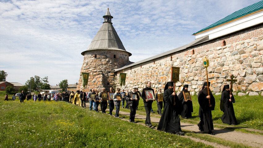 The walk of the cross near the walls of the Solovetsky Monastery
