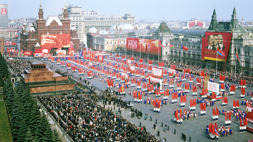 Parata degli atleti sulla Piazza Rossa di Mosca, in occasione della Festa dei Lavoratori, 1º maggio 1969

