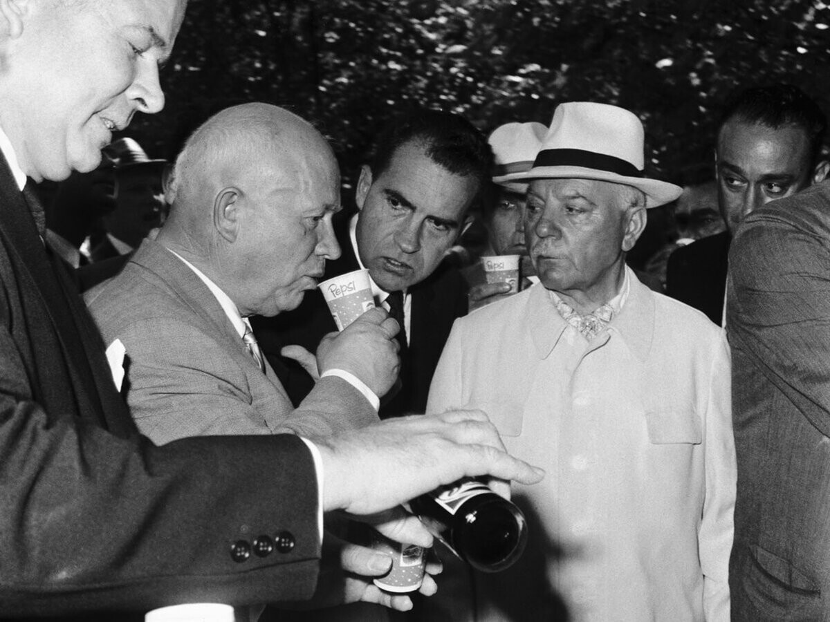 Nikita Hruščov okuša Pepsi-Colo na ameriški nacionalni razstavi v Moskvi leta 1959 