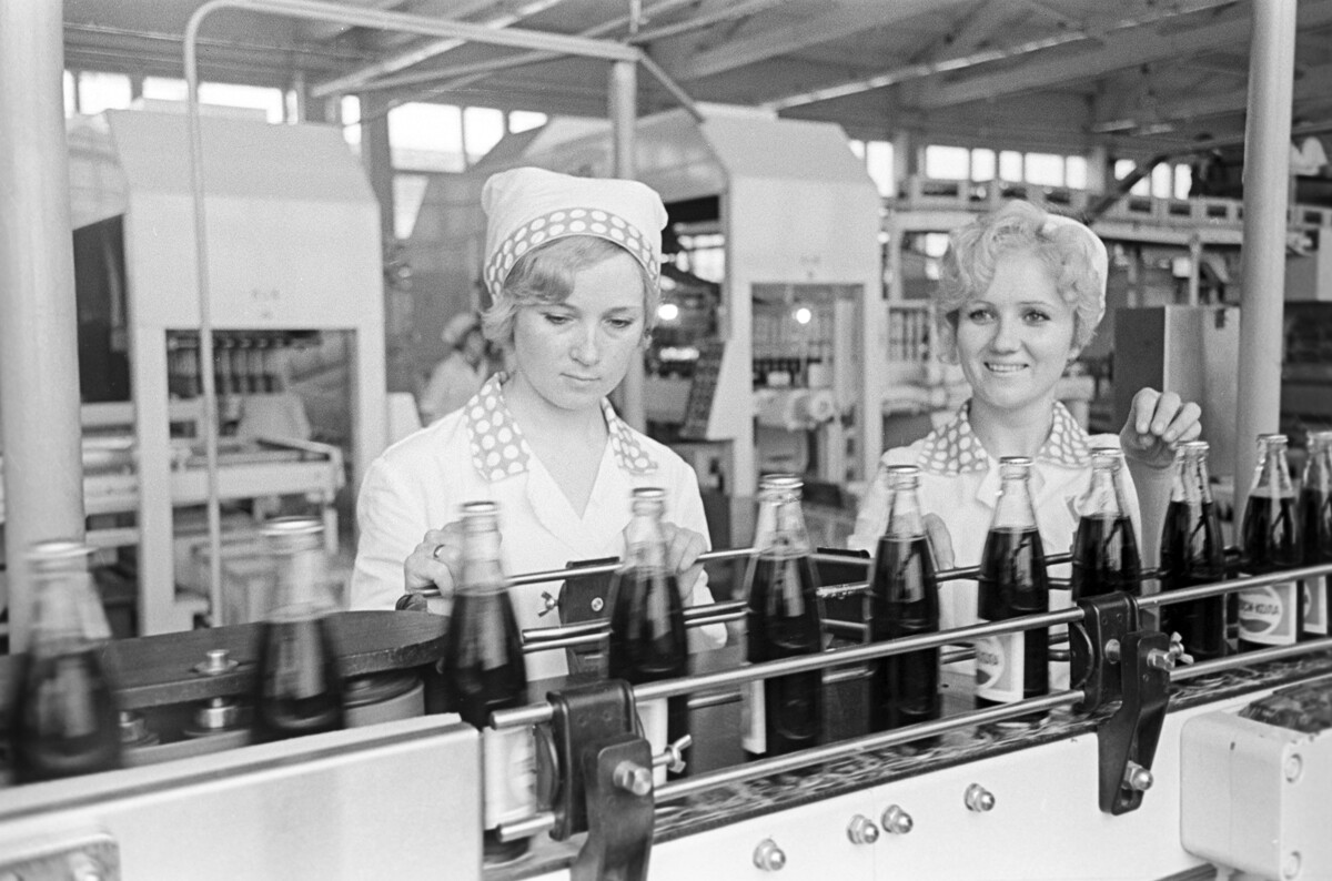 Pivovarna v Novorosijsku. Proizvodna linija za Pepsi-colo. 1974