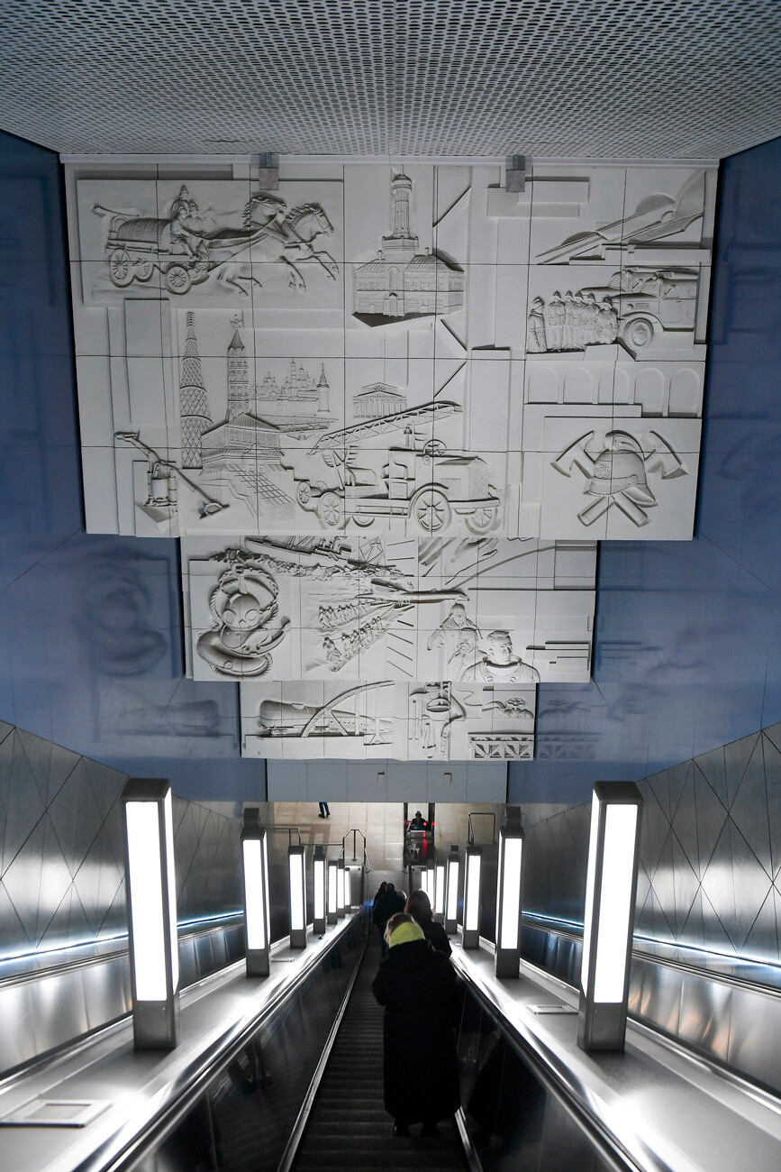 Rolltreppe zur Station Dawydkowo der Großen Ringbahn der Moskauer Metro.