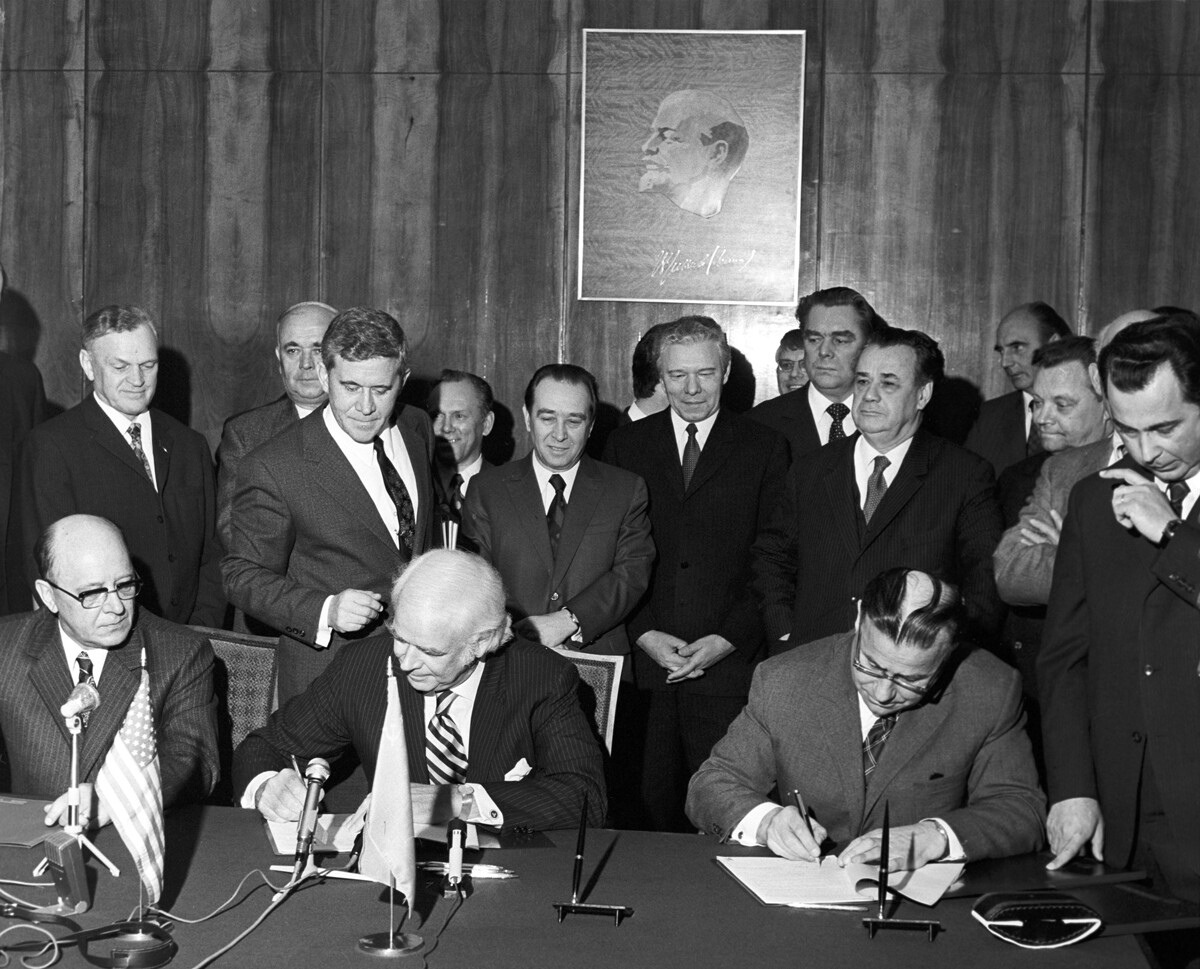 Visite en URSS de Donald Kendall, chef de la société américaine PepsiCo. Signature d'un accord sur l'ouverture d'une usine d'embouteillage PepsiCo à Novorossiïsk par le directeur de PepsiCo, 1973