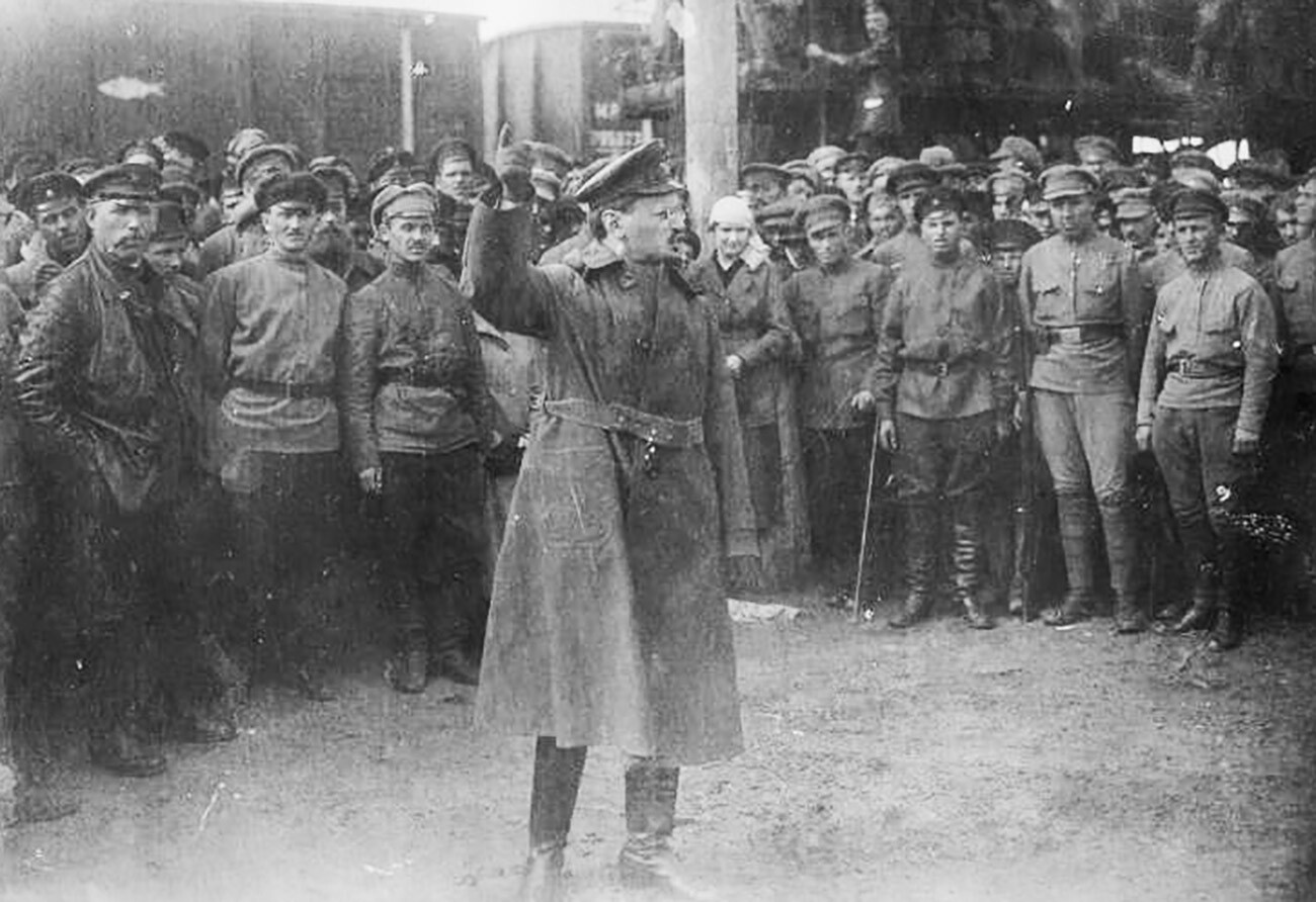 Lev Trotskij (1879-1940) tiene uno dei suoi infuocati discorsi davanti alle truppe