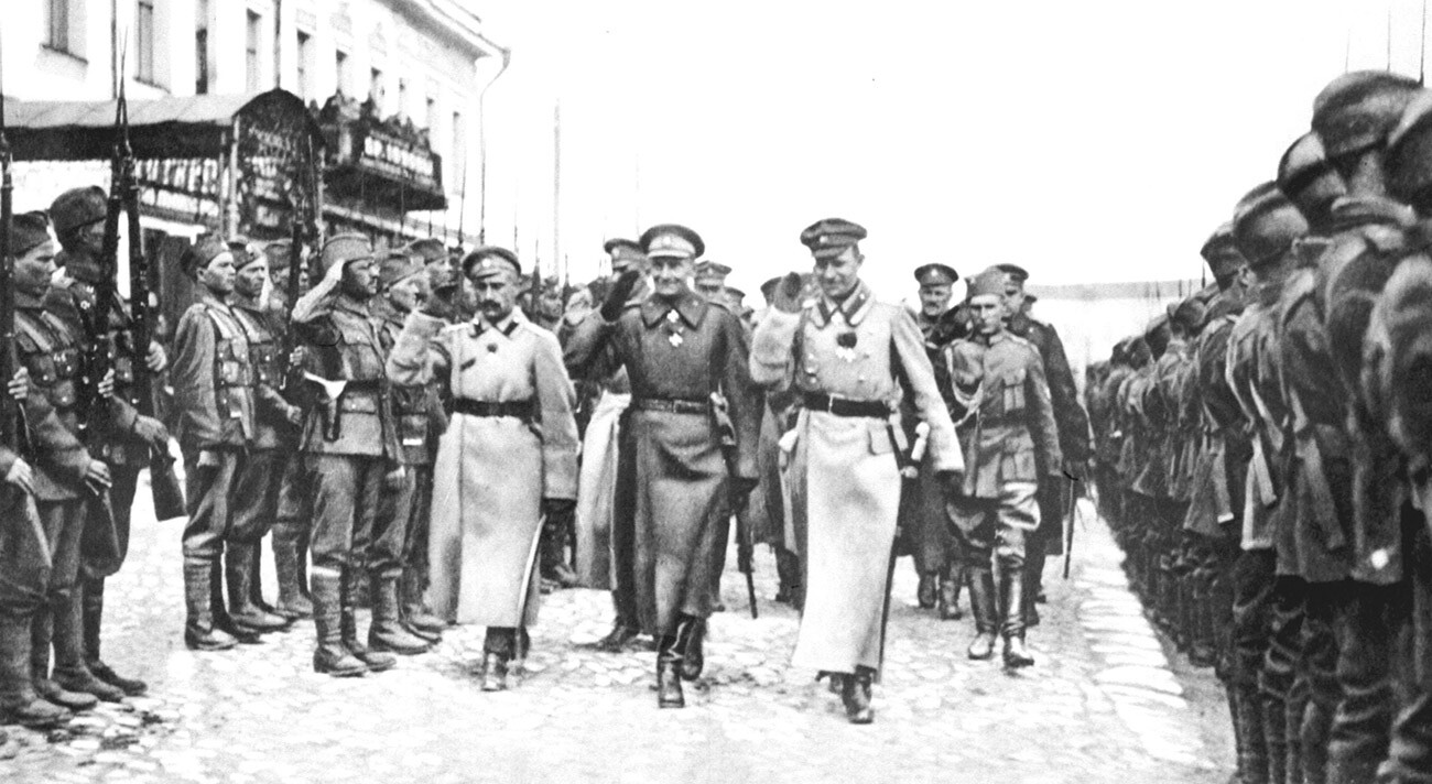 Ejército Ruso Blanco durante la Guerra Civil Rusa. El almirante Kolchak (dcha.) pasa revista a sus tropas con el general Gaida (izda.) y el general Bogoslovsky (cda.).