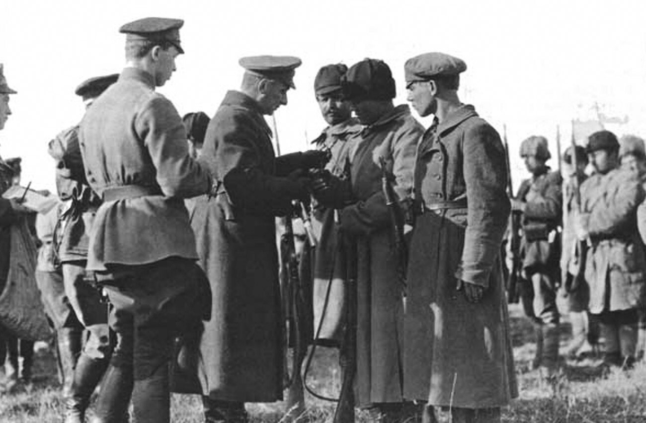 Koltchak récompense ses soldats.