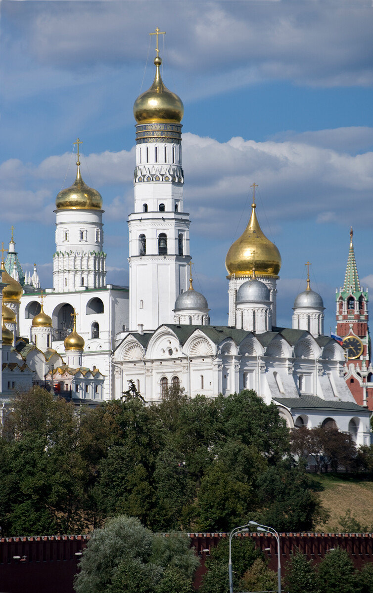 Vue du Kremlin de Moscou sur la rivière de Moskova. De gauche à droite : clocher d’Ivan le Grand, cathédralede l’Archange-Saint-Michel, tour Spasskaïa (du Sauveur)