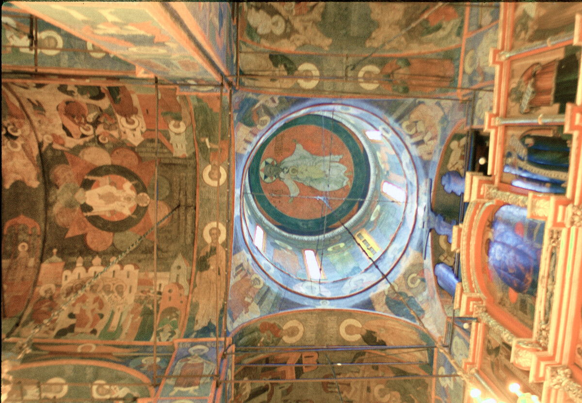 Cathédrale de l’Archange-Saint-Michel, intérieur. Vue du dôme central avec représentation de la Sainte Trinité