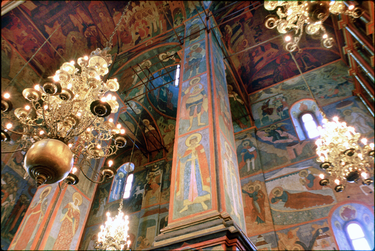 Cathédrale de l’Archange-Saint-Michel, intérieur. Au premier plan au centre : pilier central nord, face sud avec représentation de Saint Gleb. À gauche : représentation de Sainte Olga. Coin droit : iconostase