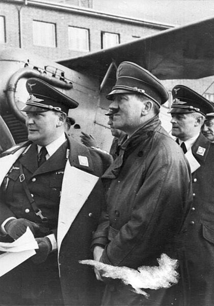 El jefe de la Luftwaffe, Hermann Göring junto a  Adolf Hitler y el general de la Luftwaffe Walther Wever (detrás)