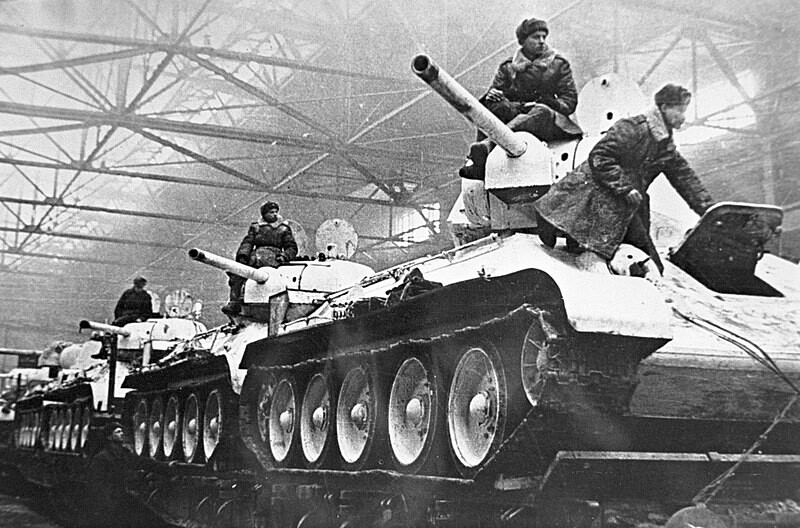 Tanques T-34 recién fabricados en la planta de Uralmash y listos para ir al frente
