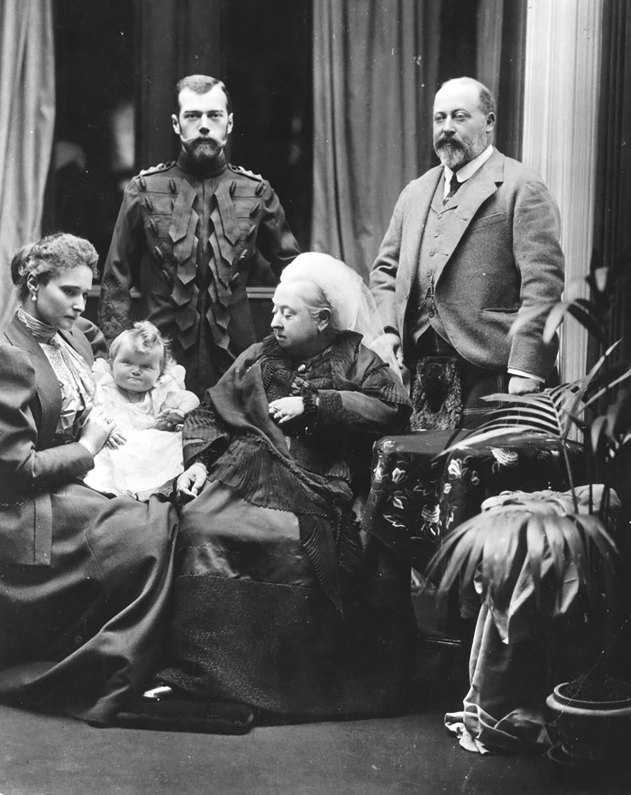 Nicolás II, su consorte Alexándra Fiódorovna y su hija mayor la Gran Duquesa Olga Nikoláievna visitan a la Reina Victoria en Balmoral, 1896.
