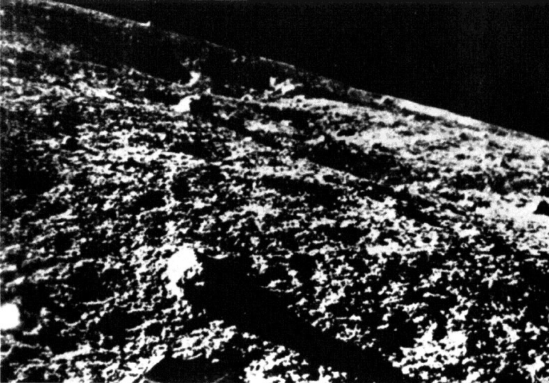 Imagen de cerca de la región Oceanus Procellarum de la Luna tomada por el módulo de aterrizaje soviético Luna 9 en febrero de 1966. El Luna 9 fue el primer alunizador que sobrevivió la llegada a nuestro satélite y tomó las primeras fotografías de su superficie.
