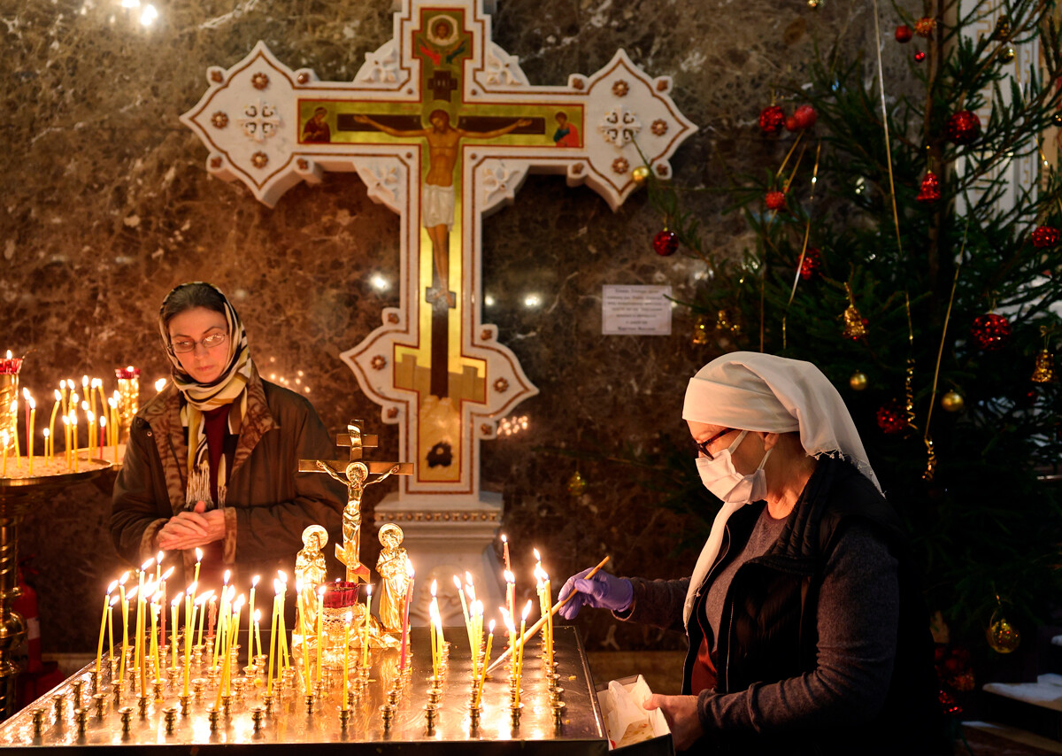 Des fidèles assistent au service de Noël dans la cathédrale du Christ-Sauveur à Kaliningrad.