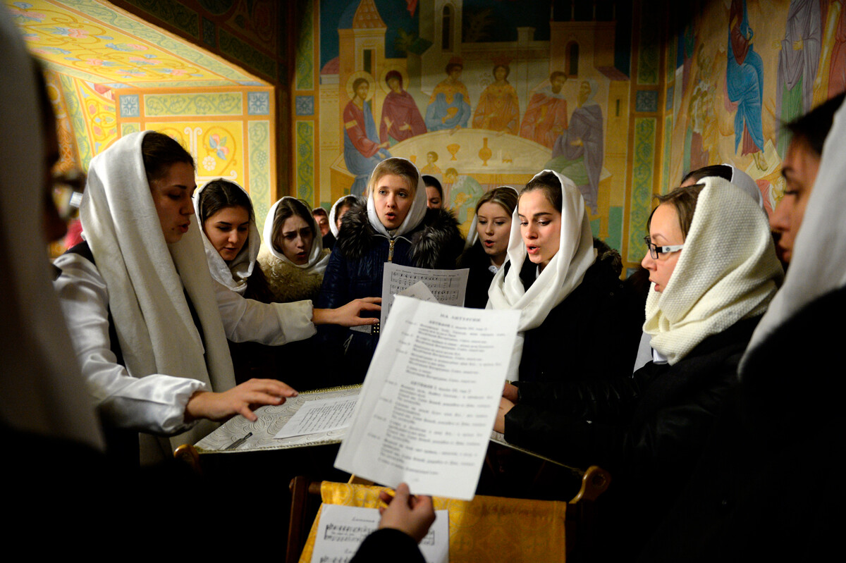 Chorale lors du service de Noël à la cathédrale de la Sainte-Trinité à Ekaterinbourg
