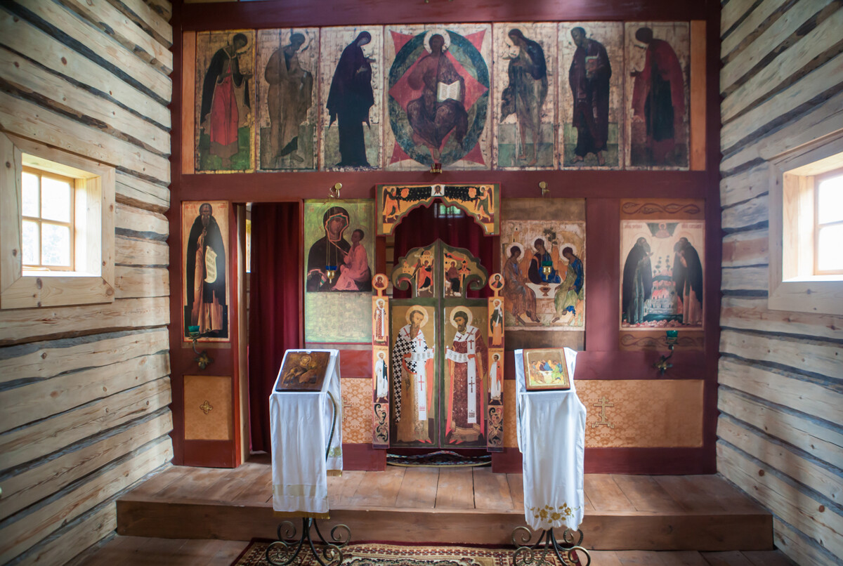 Iconostase du monastère de Iourievogorsk au bord du lac Monastyrskoïé 