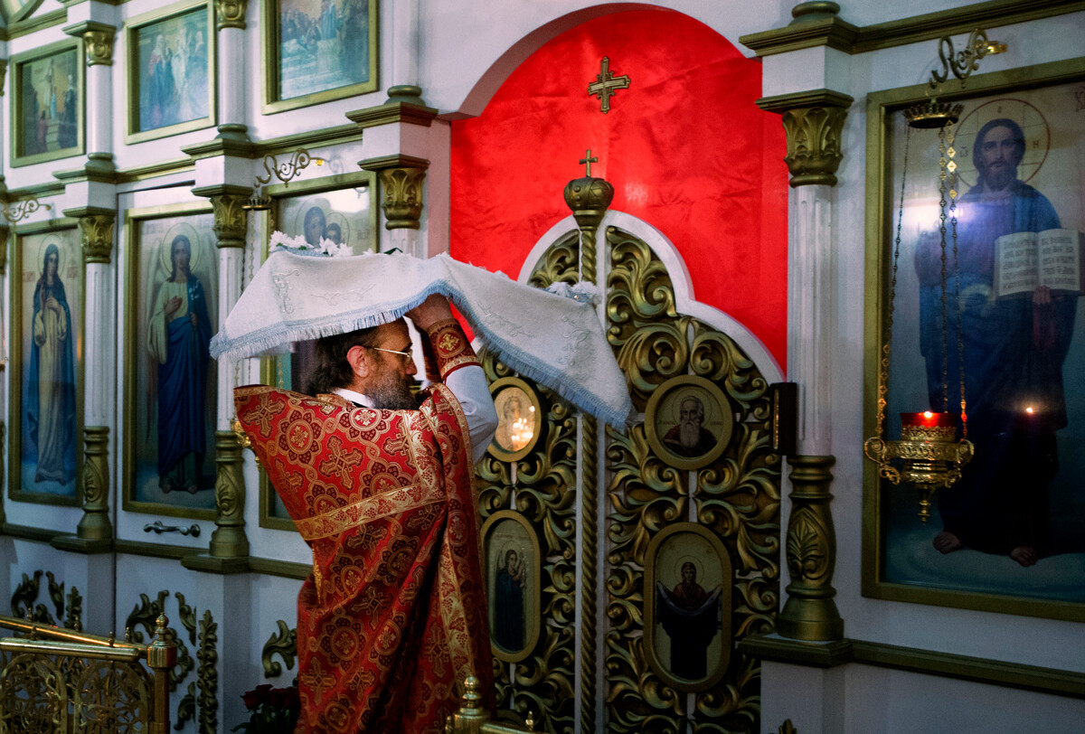 Un prêtre lors d'un service de Pâques à l'église du métropolite Saint-Démétrius de Rostov dans le village de Dmitrievskoïé, région de Toula