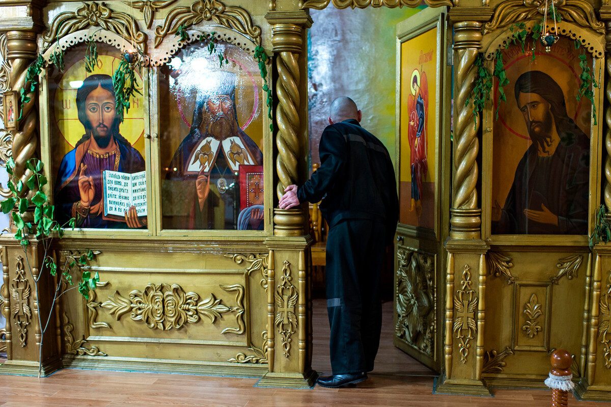 Un homme devant l'autel d'une église de la colonie pénitentiaire n°6 d'Omsk avant le début de la cérémonie de mariage