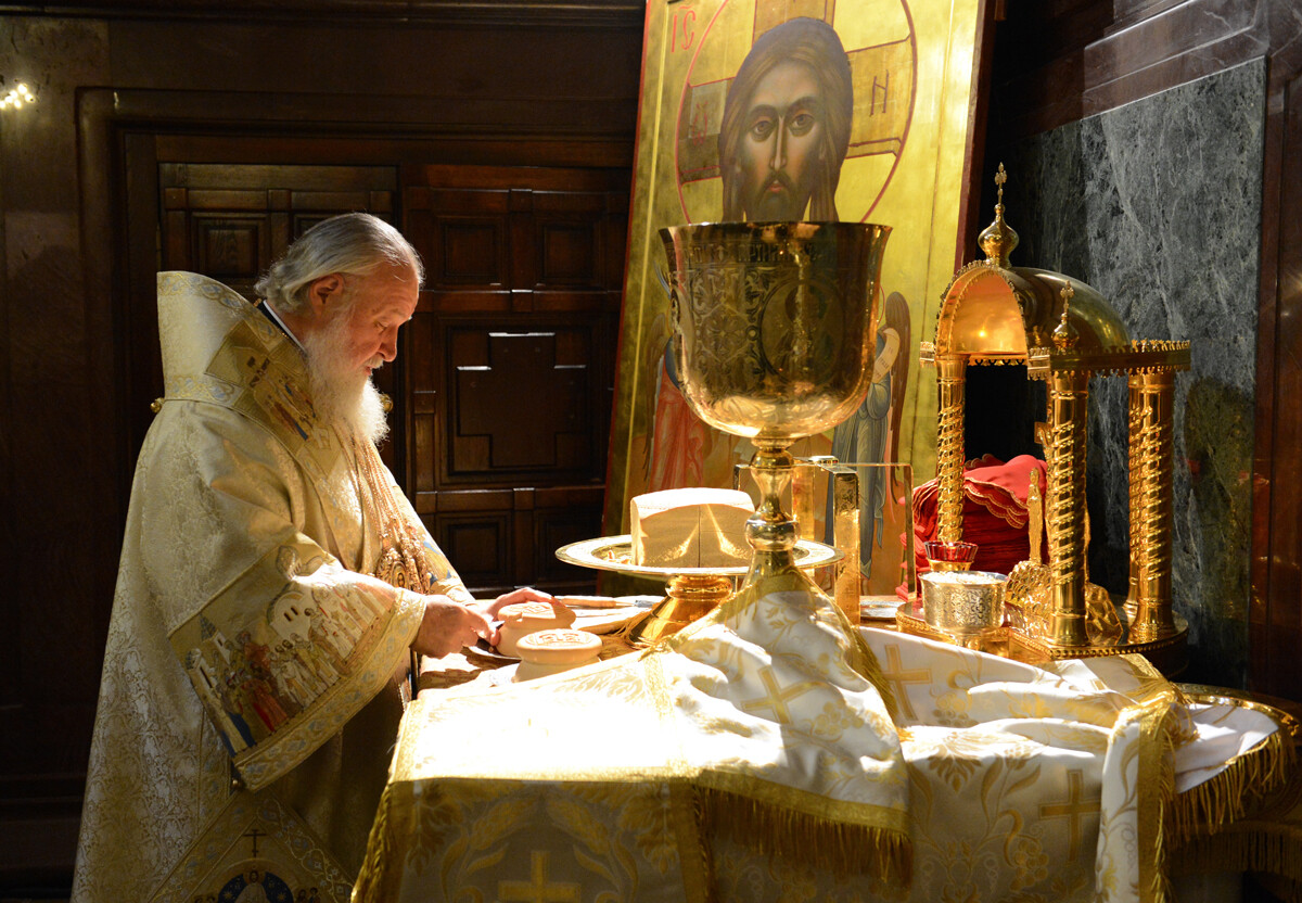 Le patriarche Cyrille de Moscou et de toute la Russie lors de la Divine Liturgie à la cathédrale du Christ-Sauveur en l'honneur du 1025e anniversaire du baptême de la Russie.