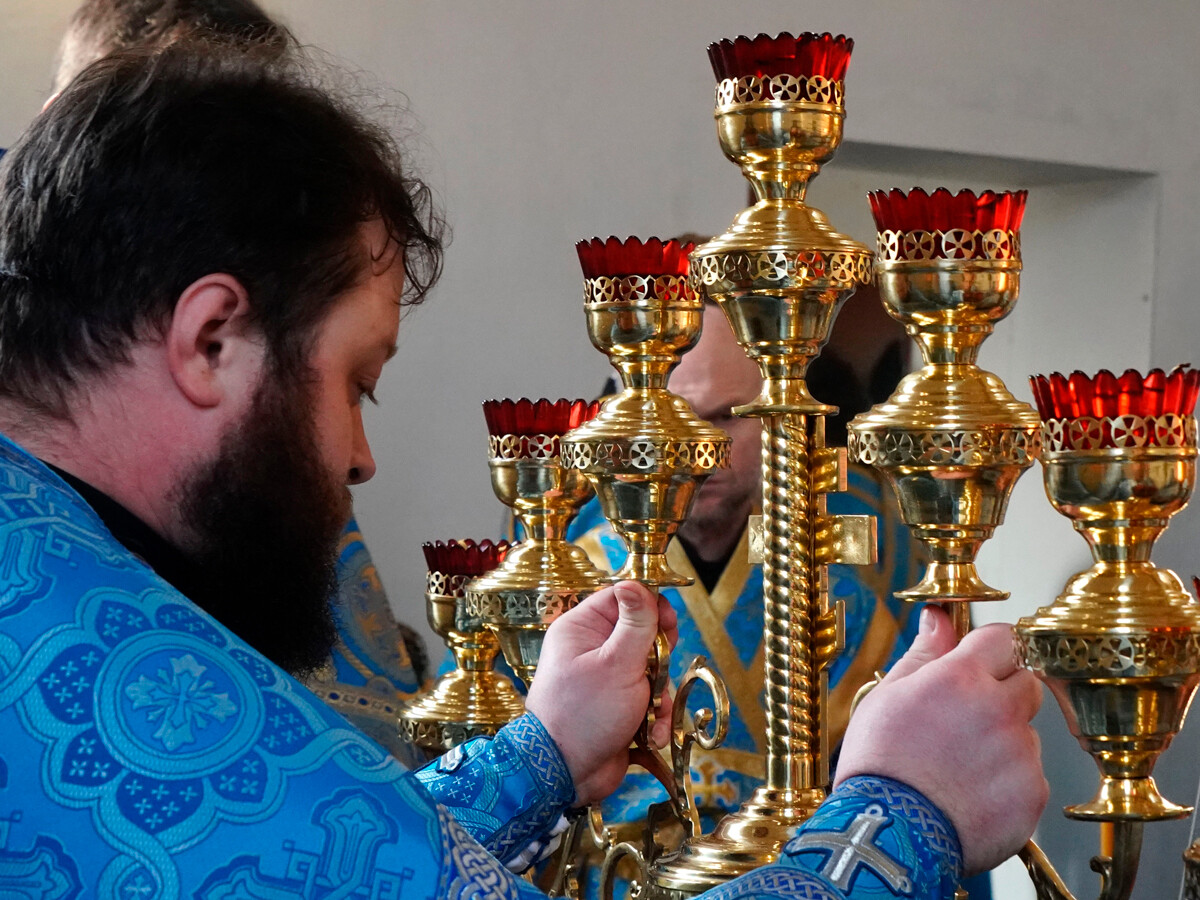 Un ecclésiastique installe un chandelier à sept branches pendant la consécration de la nouvelle église de la Présentation du Seigneur à Kaliningrad.
