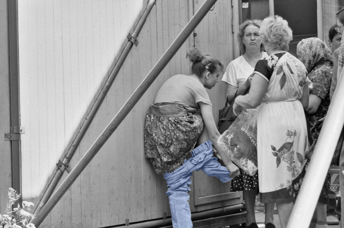 Commerce de jeans belges sur la place près du TSOUM (« Magasin Central Universel »). Moscou, 1989 