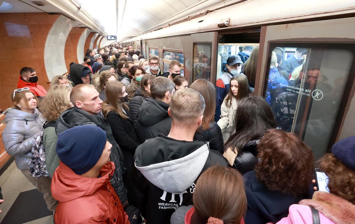 Para penumpang memasuki gerbong kereta di Stasiun Metro Park Pobedy, Moskow, pada jam sibuk pagi hari.