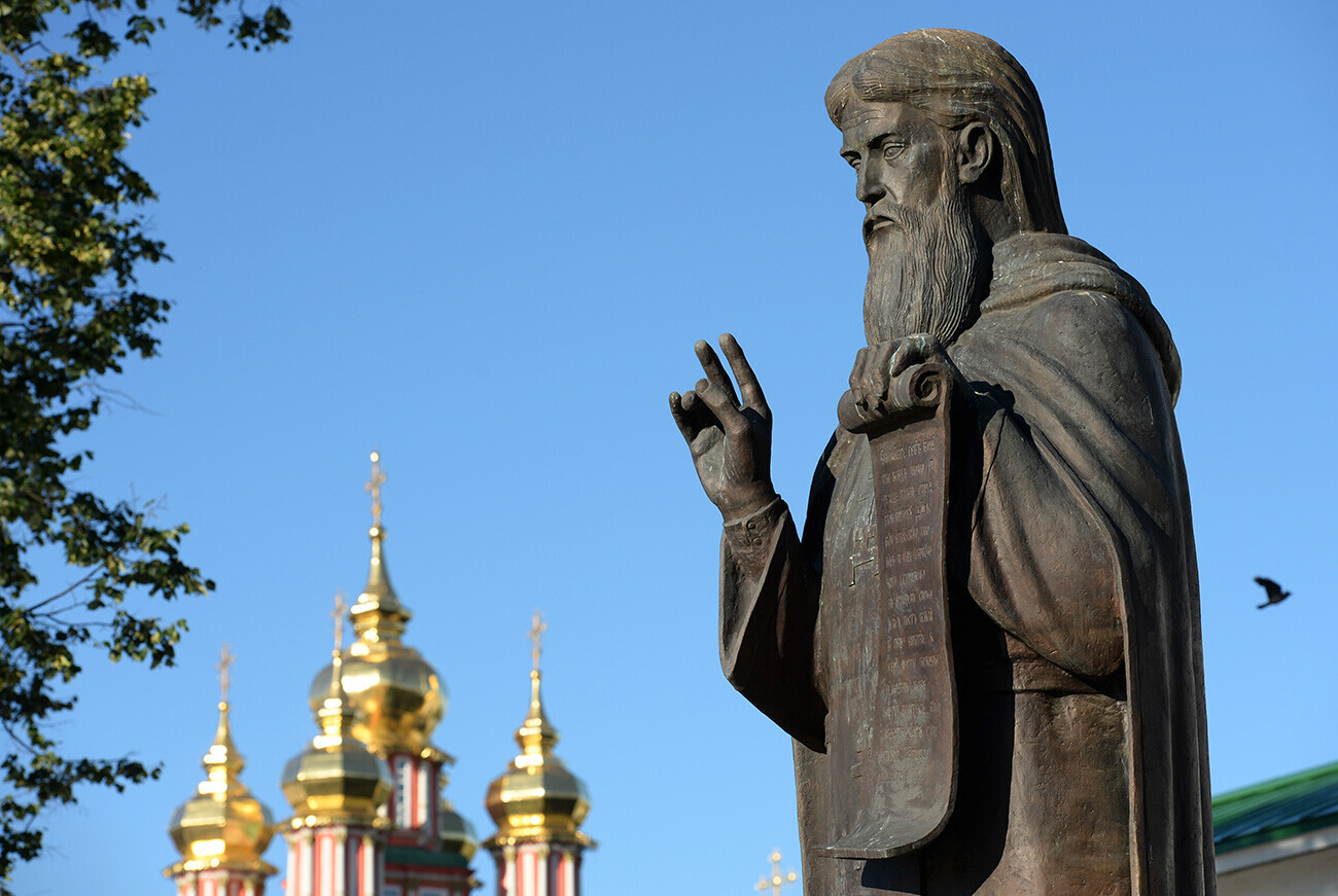 Споменикот на преподобниот Сергиј Радонешки на плоштадот на архитектонскиот ансамбл на машкиот ставропигијален манастир на Троице-Сергиевата лавра.

