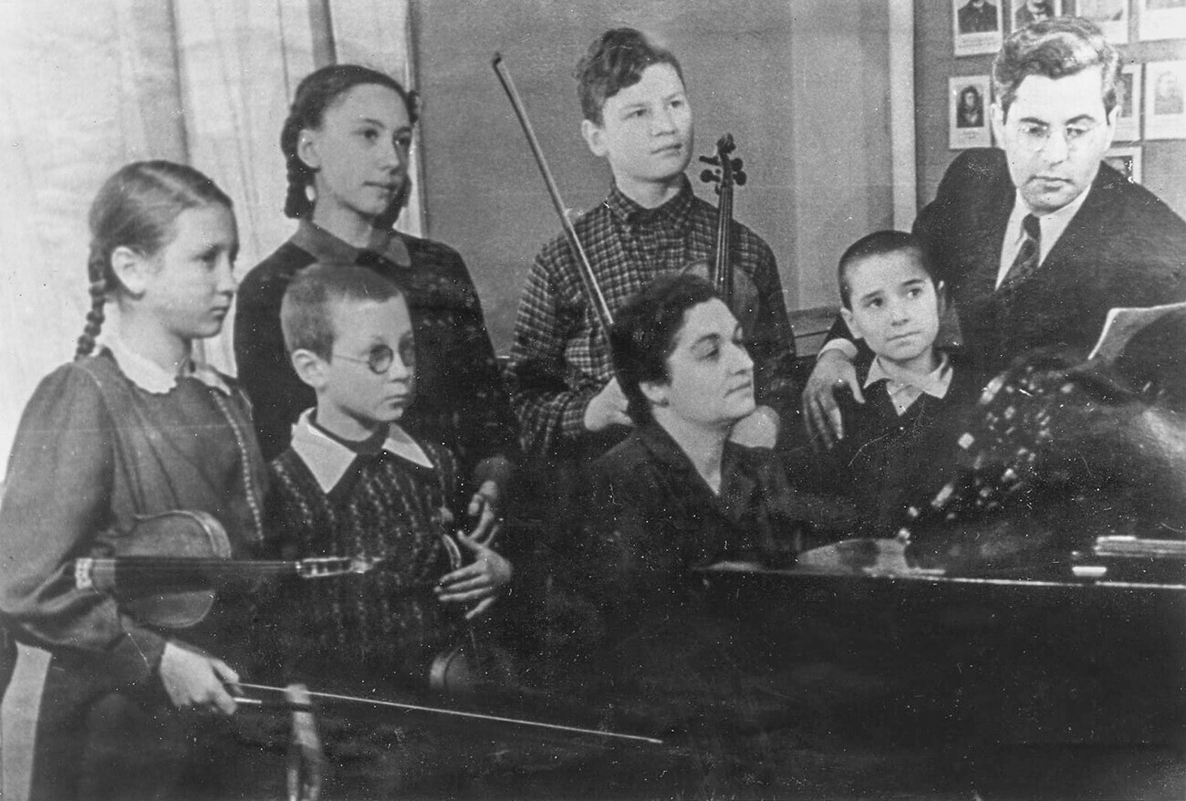 Леон Закс со своите ученици од музичката школа „Гнесини“
