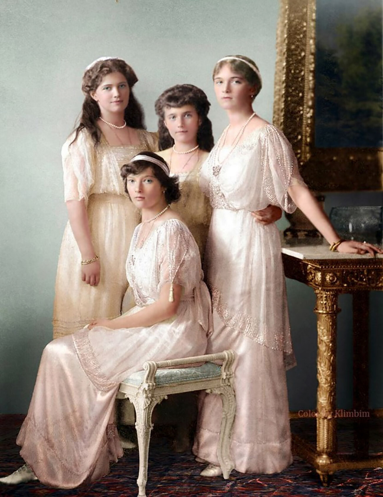 Stehend: Marija, Anastassija, Olga, sitzend - Tatjana.