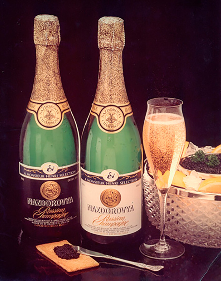 Pubblicità dello champagne (shampanskoe) sovietico “Nazdorovya”, marchio per l’esportazione