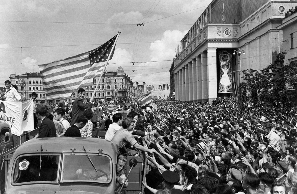 6. Svetovni festival mladine in študentov v Moskvi, 28. julij 1957, udeleženci na trgu Majakovskega na poti na stadion Lenina, kjer se bodo udeležili otvoritvene slovesnosti festivala 
