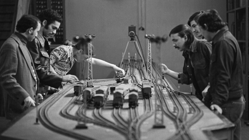 Instituto de Ingenieros de Transporte de Moscú. Estudiantes cubanos en un laboratorio, 1977 