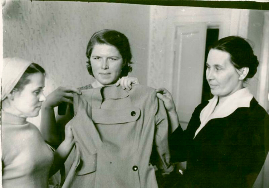 Am 8. März wurde eine Ausstellung von Kunsthandwerk organisiert. A. Skorodumova, Lehrerin, und S. Petrova, Komsomol-Mitglied, begutachten ein neues Kleid von Y. Osipova, das ausgestellt werden soll, 1962.