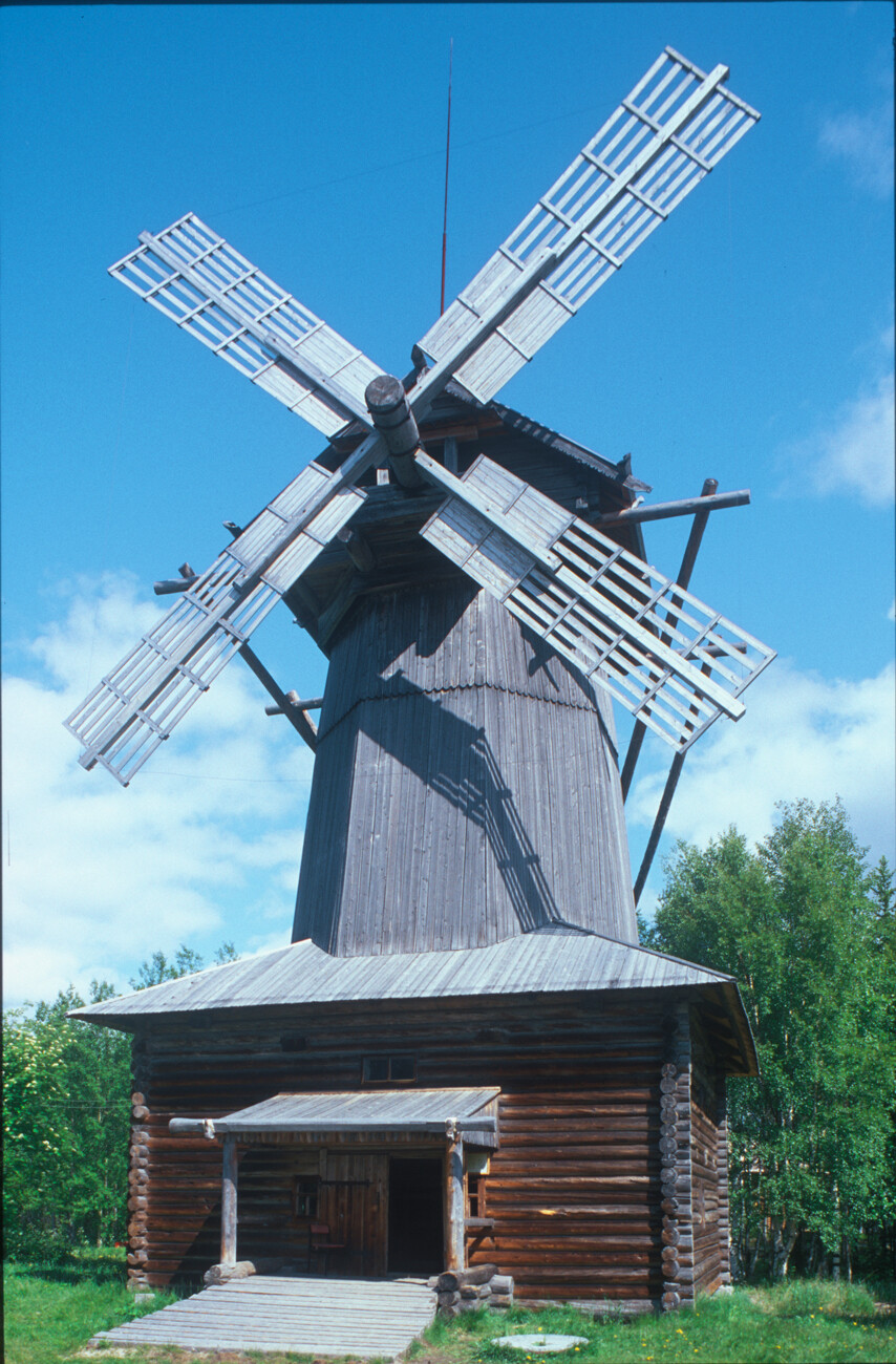 Mlin na veter z vrtljivim vrhom, prvotno zgrajen v vasi Kožposjolok v Oneškem okrožju. Junij 21, 2003
