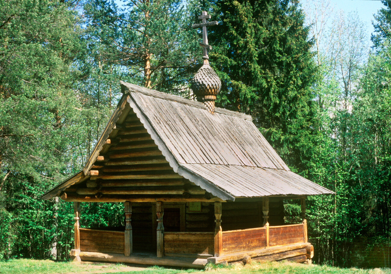 Kapelica preroka Elija, prvotno zgrajena v vasi Mamonov Ostrov v Pleseckem okrožju. 9. junij 1998
