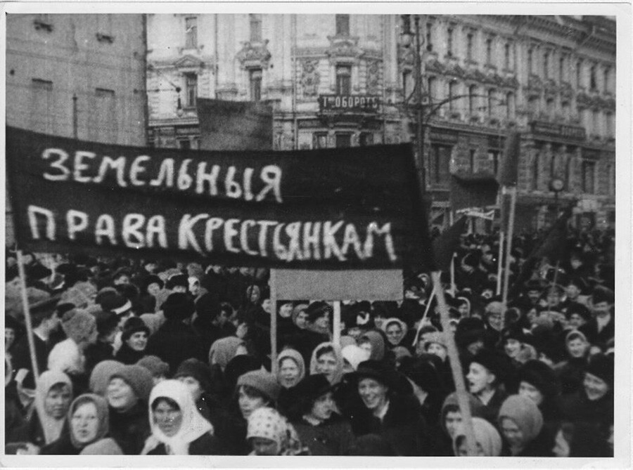 De la révolution aux fleurs et marmites: la métamorphose de la fête du 8 Mars en URSS