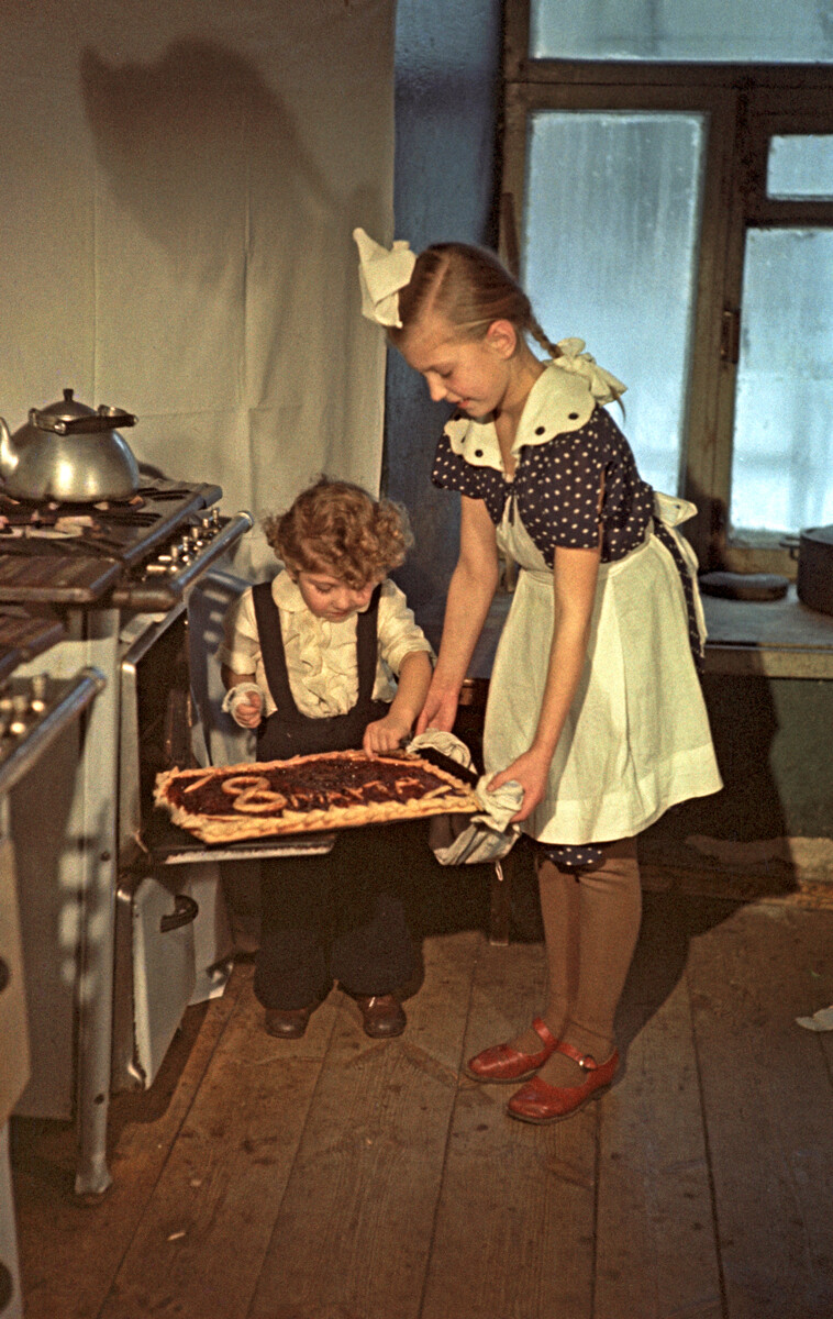 Mednarodni dan žensk 8. marec. Otroci so spekli torto kot darilo za mamo, 1958 