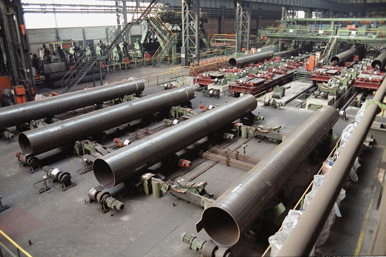 A shop of the new Mannesmann AG factory producing large-diameter pipes for gas and oil pipelines to be delivered to the USSR. Mülheim, Federal Republic of Germany.