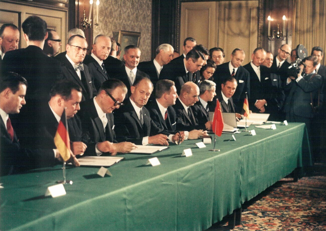 Penandatanganan kontrak pertama pasokan gas alam dari Uni Soviet ke Jerman Barat di ruang konferensi Hotel Kaiserhof, Essen, Jerman, 1 Februari 1970.