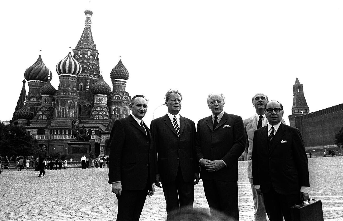 Dari kiri ke kanan: Sekretaris Negera di Kantor Kanselir Federal Egon Bahr, Kanselir Willy Brandt, Menteri Luar Negeri Walter Scheel, Juru Bicara Pemerintah Rüdiger von Wechmar, dan Sekretaris Negara di Kantor Luar Negeri Federal Paul Frank di Lapangan Merah, Moskow.